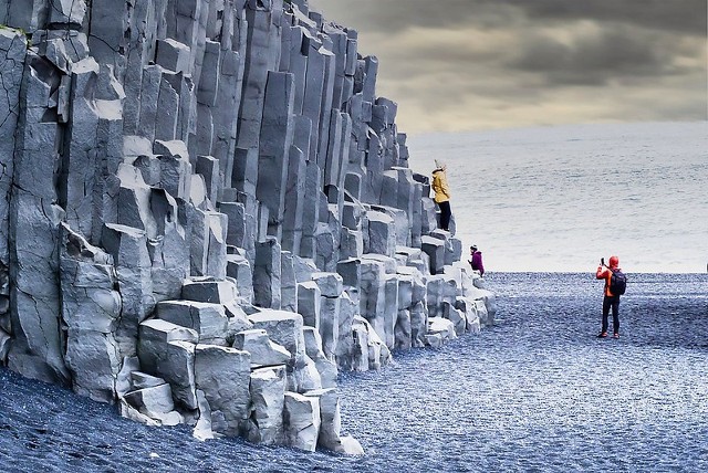 CC BY-SA 2.0Podobnie jak w innych częściach Islandii, na plaży również można podziwiać niezwykłe formacje skalne.