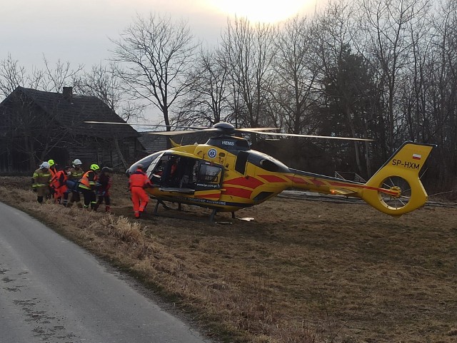 Poszkodowana osoba z gminy Zakliczyn została przetransportowana do śmigłowca LPR i zabrana do szpitala