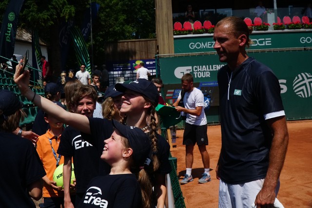 Łukasz Kubot chętnie zrobił sobie selfie z dziećmi podającymi zawodnikom piłki w turnieju Enea Poznań Open