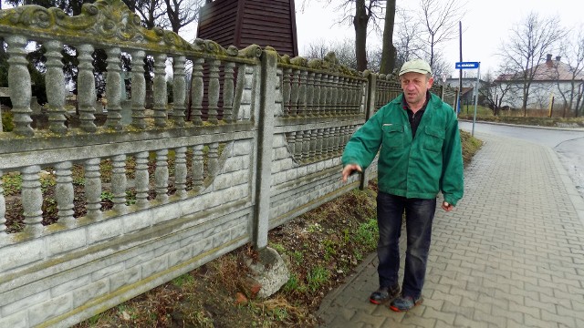 - Trzeba wzmocnić ogrodzenie cmentarza, betonowymi kratkami, podobnie jak zrobił to właściciel działki po sąsiedzku. Jednak mnie nie wydano zgody prace - mówi Janusz Galiczyński.