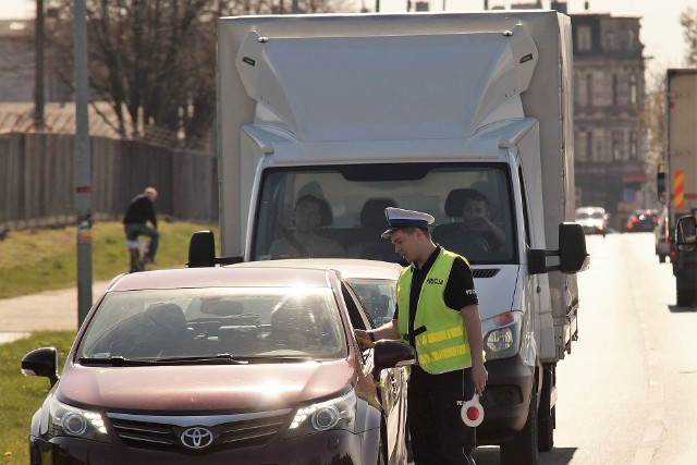 O bezpieczne poruszanie się po drogach Inowrocławia i powiatu, zgodne z zasadami ruchu drogowego i ze zdrowym rozsądkiem, apelowała dziś, 17 kwietnia, do mieszkańców starosta Wiesława Pawłowska. Stało się to podczas happeningu zorganizowanego u zbiegu ulic Metalowców i Pileckiego w Inowrocławiu, gdzie na dwóch skrzyżowaniach zlikwidowano właśnie ronda pinezki. Zainstalowane tam we wrześniu ub. r., niestety, nie przyczyniły się do poprawy bezpieczeństwa. Wręcz odwrotnie, doprowadziły do tego, że liczba zdarzeń drogowych na skrzyżowaniu Pileckiego z ul. Orłowska wzrosła ponad dwukrotnie. - Ronda pinezki okazały się nietrafionym pomysłem. Obecnie to naprawiamy. W starostwie pracował specjalny zespół składający się z drogowców, policjantów, a także przedstawicieli komisji bezpieczeństwa rady powiatu, który rozpatrywał różne rozwiązania. Ostatecznie doszedł do wniosku, że należy powrócić do organizacji ruchu sprzed montażu rond pinezek - dodała Wiesława Pawłowska. Obecnie na skrzyżowaniu Metalowców, Pileckiego i Marcinkowskiego wspomniane dwie pierwsze ulice są z pierwszeństwem przejazdu. Ulica Marcinkowskiego jest podporządkowaną o czym informują znaki ustąp pierwszeństwa. Na skrzyżowaniu Pileckiego z Orłowską i drogą na Orłowo ulicą z pierwszeństwem przejazdu jest Pileckiego, natomiast Orłowska i droga na Orłowo są podporządkowane. Dla zwiększenia bezpieczeństwa ustawiono tam aktywne (migające w dzień i w nocy światłem) znaki stop. Niebawem pojawi się tam tez tablica "Uwaga wypadki" oraz pasy akustyczne na jezdniach podporządkowanych dróg. Happening odbył się w ramach projektu "Bezpieczny powiat". W jego trakcie nie tylko przypominano kierowcom o wprowadzonej zmianie organizacji ruchu, ale także przejeżdżający byli badani przez policjantów na zwartość alkoholu w wydychanym powietrzu. Każdy kto przeszedł badanie, otrzymywał od uczennic klas policyjnych w ZSP nr 1 w Inowrocławiu ulotki zachęcające do bezpiecznych zachowań na drodze. Transparentami apelującymi o bezpieczną jazdę "kłuły kierowców w oczy" dziewczyny z Młodzieżowego Ośrodka Wychowawczego w Kruszwicy.