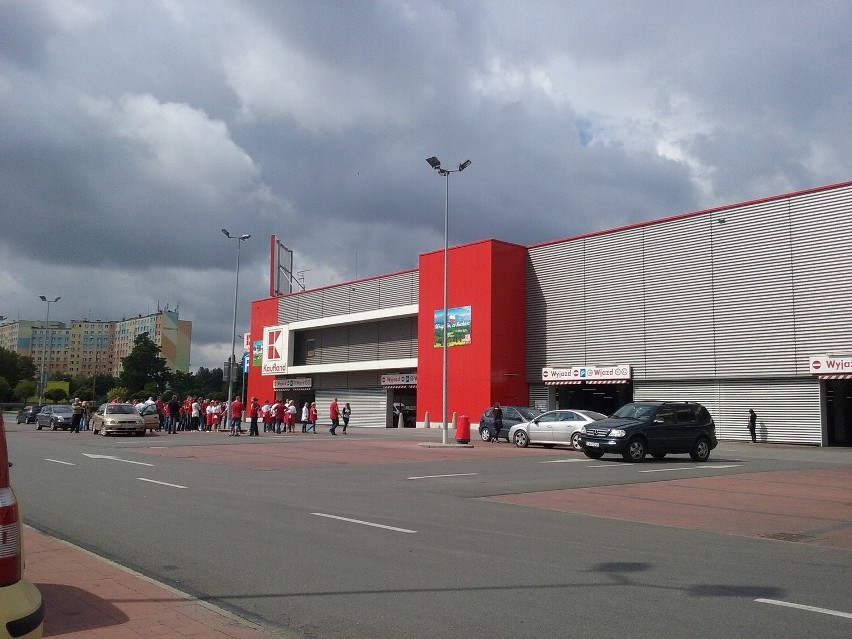 Wrocław: Ewakuacja w supermarkecie Kaufland przy Bardzkiej (ZDJĘCIA)