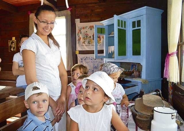 Zorganizowana ekspozycja pamiątkowych eksponatów w wiejskiej poniatówce w Sławkowie wzbudziła zainteresowanie wśród najmłodszych. Ze zbiorami zapoznały się maluchy z miejscowego przedszkola.