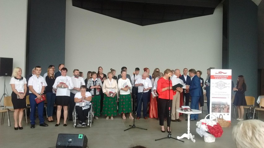 Narodowe Czytanie 2018 w Połańcu. Mieszkańcy wspólnie czytali "Przedwiośnie", pamiętając o 100. rocznicy odzyskania niepodległości [ZDJĘCIA]