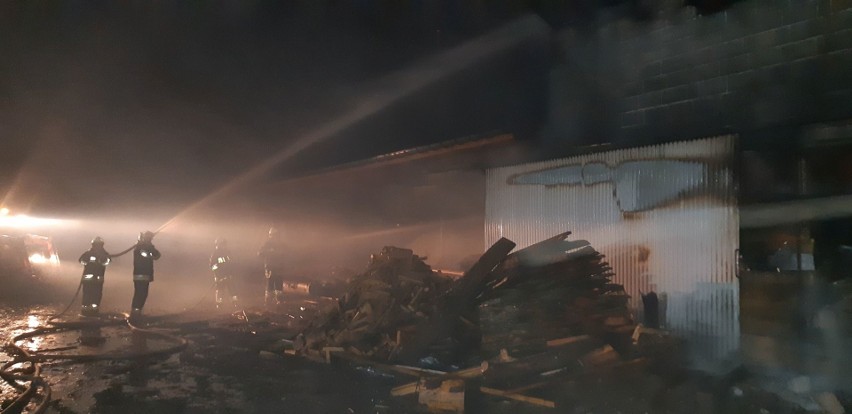 Pożar suszarni drewna w powiecie wieluńskim. Z ogniem walczyło 14 zastępów straży [FOTO] 