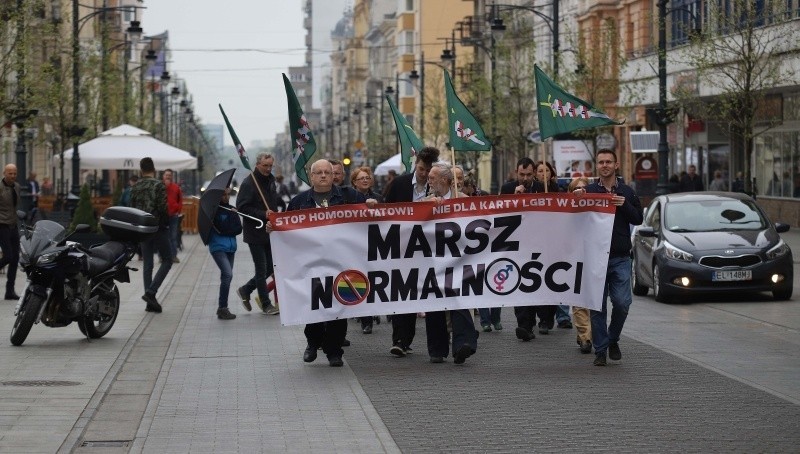 Marsz Normalności w Łodzi. Ulicą Piotrkowską przeszła grupa osób przeciwna promocji LGBT [FILM]