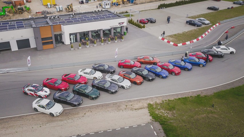 Amatorskie wyścigi samochodowe na Torze Łódź. Wystartowało 30 kierowców z całej Polski