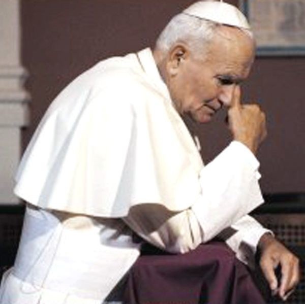 U papieża Jana Pawła II niezwykłe było zarówno jego kontaktowanie się z tłumem jak i samotna modlitwa.