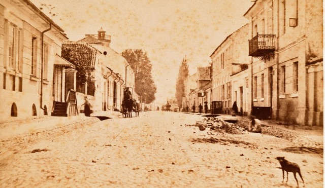 Najstarsza fotografia ulicy Aleksandrowskiej (Warszawska) z około 1890 roku. Pierwszy budynek po lewej stronie to fabrykancka willa Adolfa Braunka