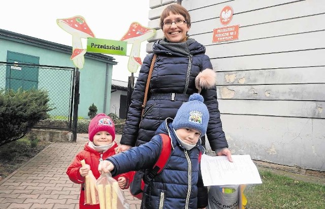 Magdalena Książek z Wadowic z Adasiem (5 lat) i Malwinką (4 lata). Dzieci mają też młodszego brata. Dla starszych miejsca w przedszkolu są zaklepane. Ale nie wiadomo, czy znajdzie się miejsce dla najmłodszego syna
