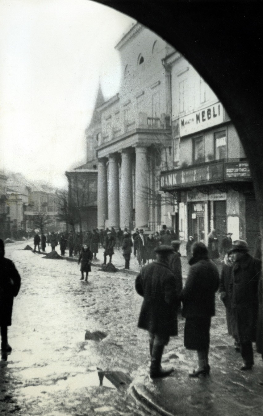 Widok na ratusz i dziś już nieistniejącą kamienicę.