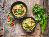 Kuchnia tajska. Jak zrobić zupę z krewetkami w stylu tajskim? [PORADNIK, PRZEPIS]