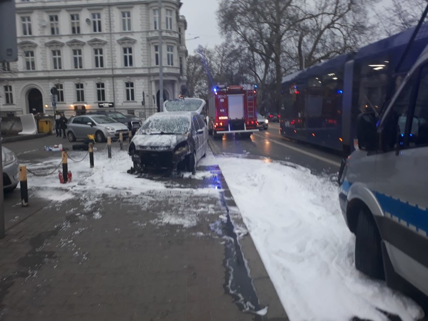 Młoda kobieta uciekła z płonącego auta na pl. Orląt Lwowskich 