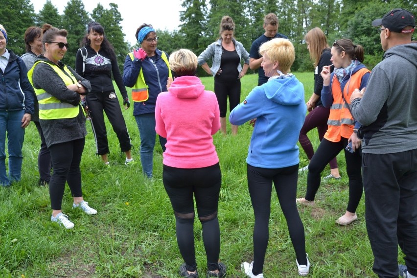 Rowerzyści na średniowiecznym grodzisku