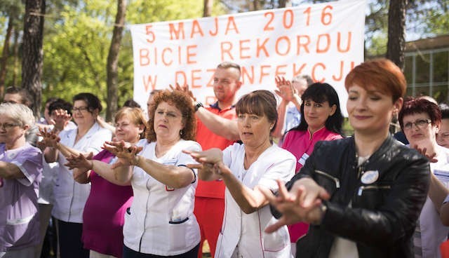 Pracownicy i pacjenci zespolonego szpitala wojewódzkiego dezynfekowali dłonie bijąc rekord w ramach światowego dnia higieny dłoni.