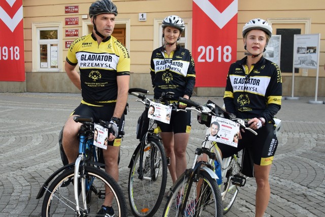 Rowertami pokonali ponad 800 km trudnej trasy z Przemyśla do Gdyni, w deszczu i wietrze. Nz. od lewej przemyślanie Artur Wroński, Karolina Gwóźdź, Ewelina Furtyk.