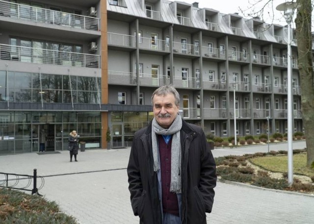 Wojciech Lubawski, prezes Uzdrowiska na tle buskiej "Krystyny"