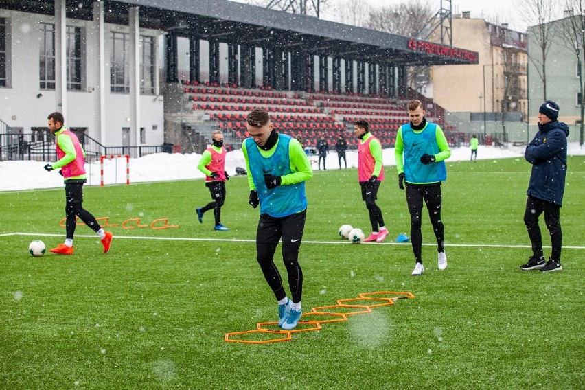 Trening piłkarzy Wieczystej Kraków na boisku Prądniczanki