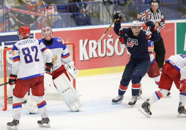 Na Mistrzostwa Świata w hokeju w Ostrawie doszło do nie lada sensacji. Broniący tytułu mistrza świata hokeiści Rosji przegrali z młodą reprezentacją USA 4:2.