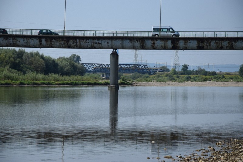 24-latek na oczach kolegi zniknął pod wodą. Szukają go strażacy