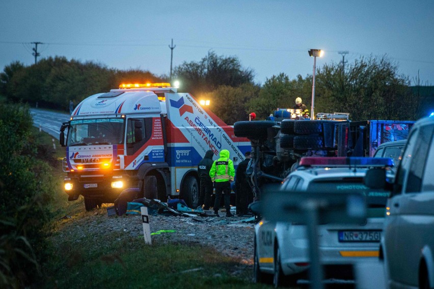 Słowacja: Tragiczny wypadek na trasie Nitra - Jelenec [ZDJĘCIA] Ciężarówka uderzyła w autobus. 13 osób nie żyje, 20 jest rannych