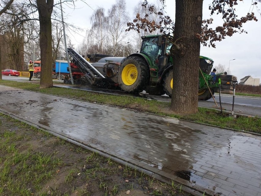 W Stargardzie, na nowym rondzie na starówce, wywrócił się opryskiwacz zawieszony do ciągnika