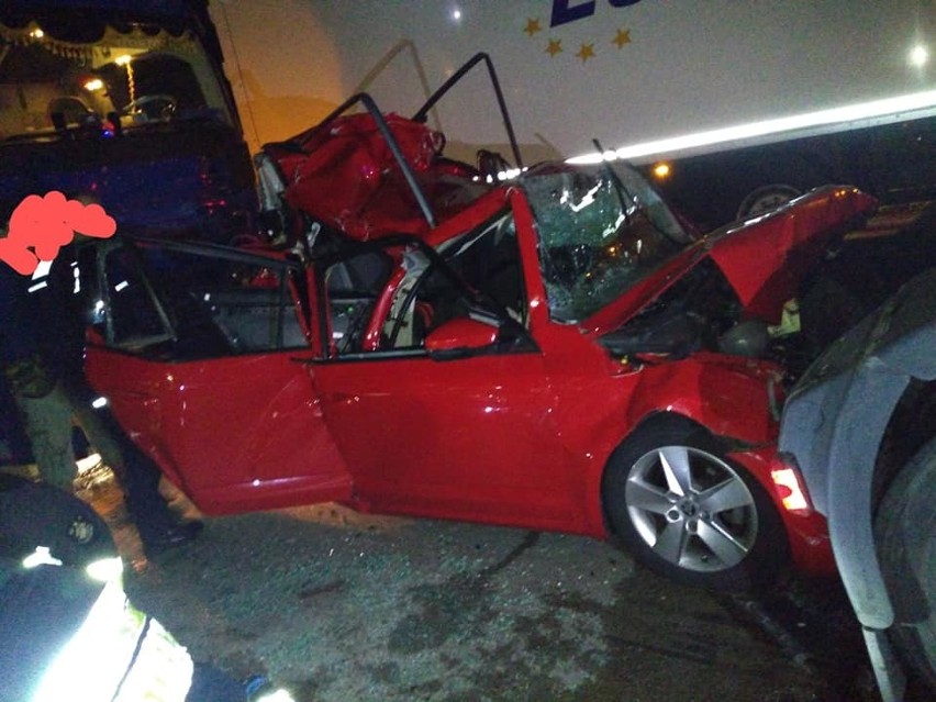 Skoda zmiażdżona w karambolu na autostradzie. Dwie osoby ranne