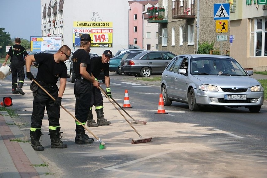 Olej usuwało z jezdni ponad 20 strażaków zawodowych i...