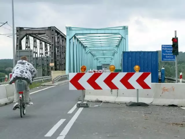 Od wtorku, 26 lipca do 6 sierpnia włącznie most na Wiśle (droga krajowa numer 9) został całkowicie wyłączony z ruchu. Wczoraj, gdy robiliśmy to zdjęcie, wszystko było już przygotowane do zamknięcia. 