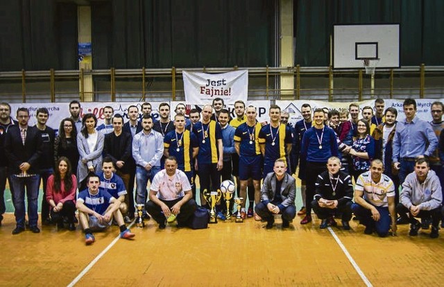 Zdjęcie grupowe IV Turnieju Piłkarskiego Ecenter „Jest Fajnie”, który został organizowany w 2016 roku