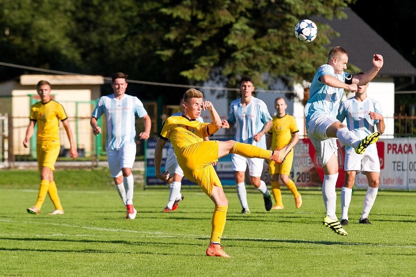 LKS Pisarowce (żółte stroje) rozgromił Głogovię Głogów Młp.