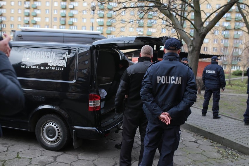 Kraków. Tragedia na Krowoderskich Zuchów. Noworodek i jego matka odnalezieni martwi w piwnicy