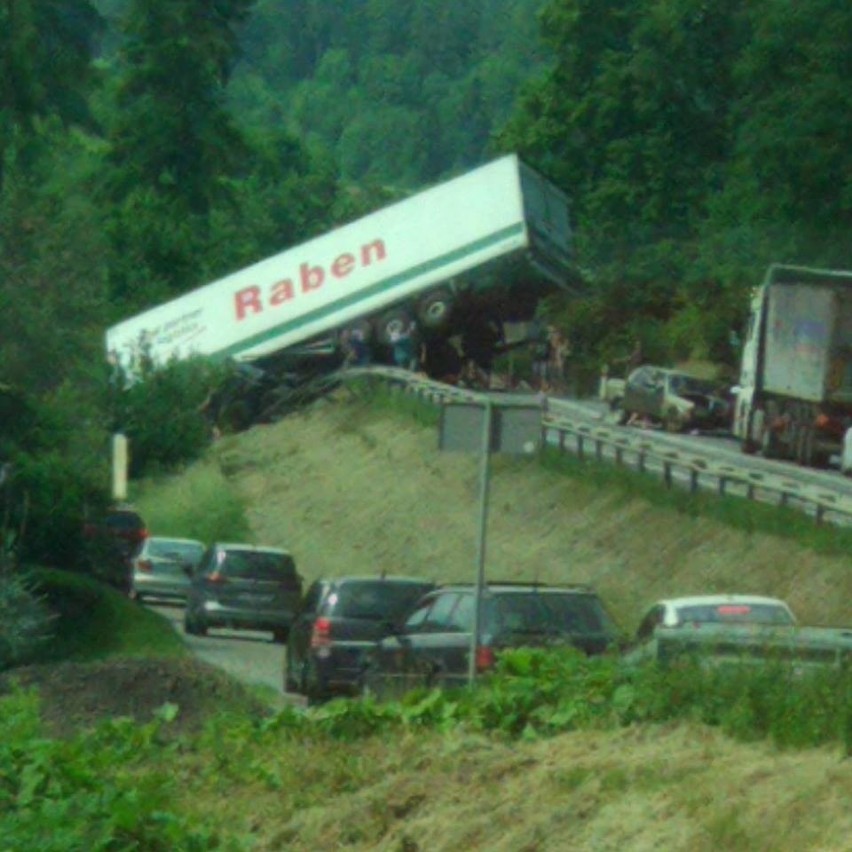 Tenczyn. Poważny wypadek na zakopiance. Tir zderzył się z...