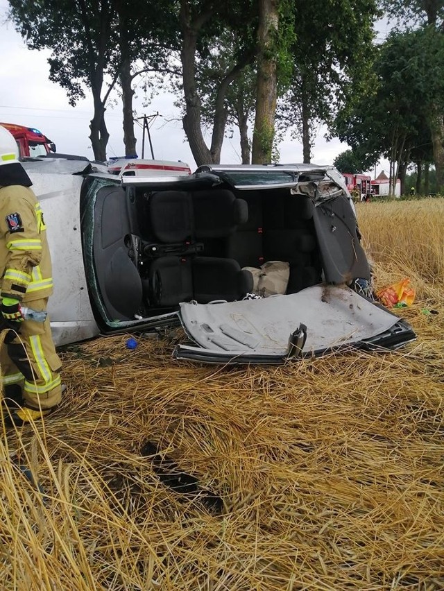 Wypadek na drodze wojewódzkiej nr 201 między miejscowościami Barkowo (gm. Człuchów) i Bińcze (gm. Czarne). Kierowca forda focusa stracił panowanie nad pojazdem i dachował. Strażacy musieli wyciąć dach auta, aby uwolnić kierowcę. Ranny mężczyzna trafił do szpitala.