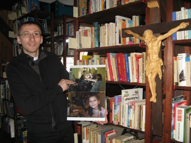 Ks. Tadeusz Kuźmicki ze zdjęciem zrobionym podczas ubiegłorocznego Kalendarza.