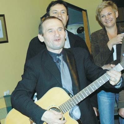 Podczas monieckiego wieczoru wyborczego pojawił się Tolek Jabłoński, bard podlaskiej Solidarności. Gościł on w miejscowym hotelu.