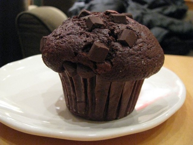 Czekoladowe muffinki można ozdobić kawałkami gorzkiej czekolady.