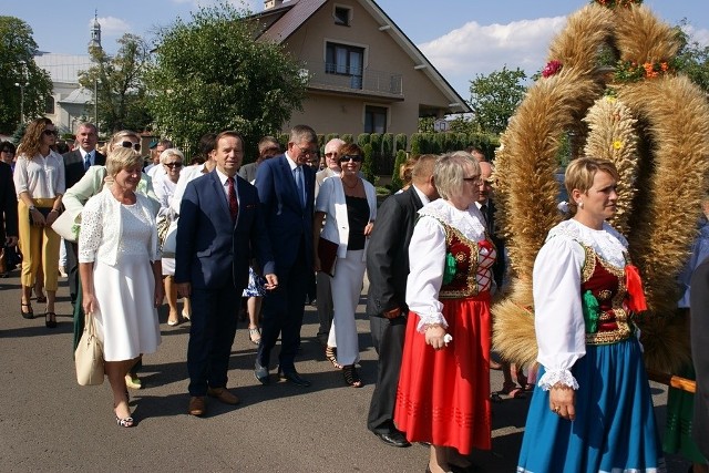 Święto chleba powiatu mieleckiego rolnicy i goście po mszy dziękczynnej świętowali na bulwarach nad Wisłoką.