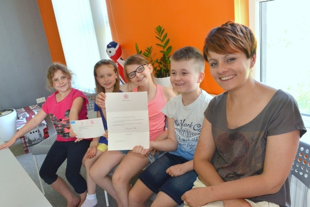 Gosia, Jagoda, Julia i Mikołaj dumnie prezentują list od królowej. Z prawej Kamila Karczewska, właścicielka Studia Językowego Funky English.