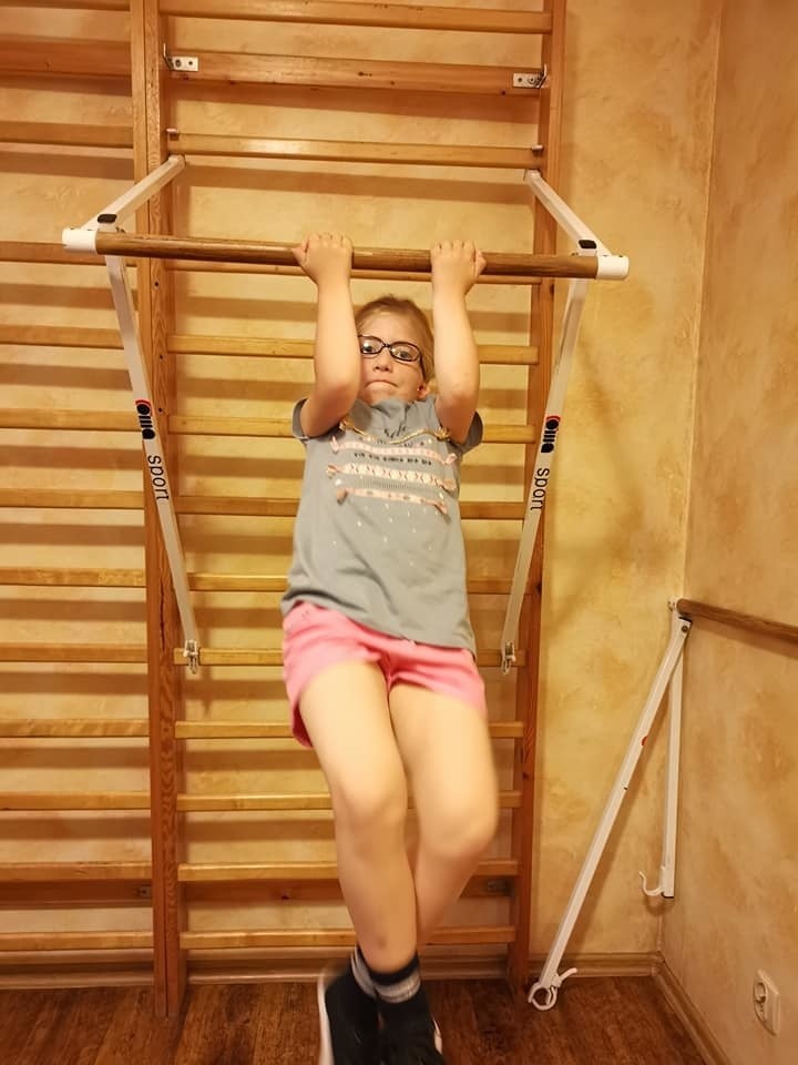 Ośmioletnia Natalia mimo choroby stara się być aktywna,...