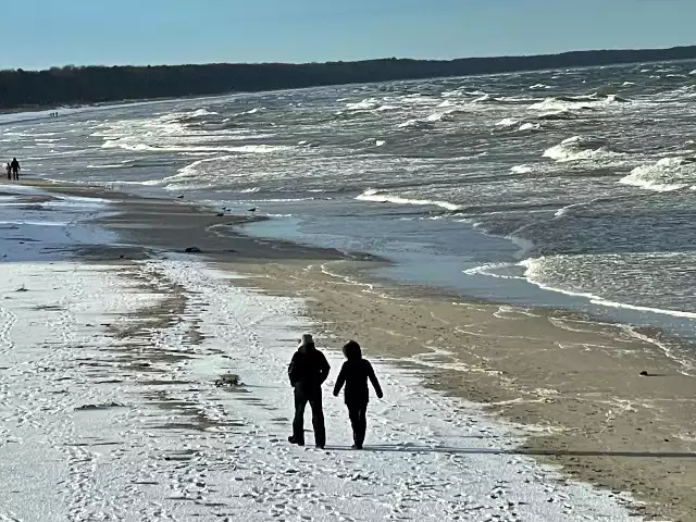 Zimowy krajobraz w  Międzyzdrojach zachwyca. Mimo silnego wiatru i zimna, słońce na niemal bezchmurnym niebie. Zobacz te piękne widoki na zdjęciach! >>