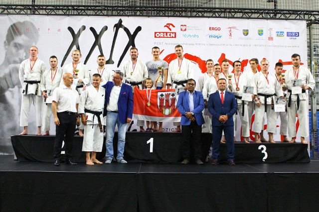 Podczas mistrzostw Polski w karate-do rozgrywanych w Opolu  wystartowało blisko 350 zawodników z 53 klubów z całego kraju.