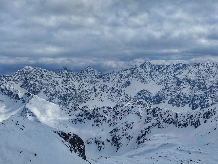 Tatry. W Dolinie Pięciu Stawów nadal 1,5 metra śniegu. Tu krokusów nie uświadczysz. Ale za to widoki piękne!