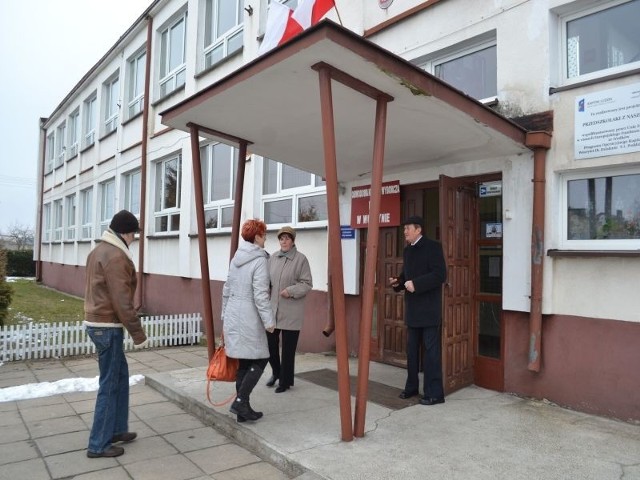 Teresa i Tadeusz Tobolscy wychodzą ze szkoły w Wudzynie, przybywają następni wyborcy