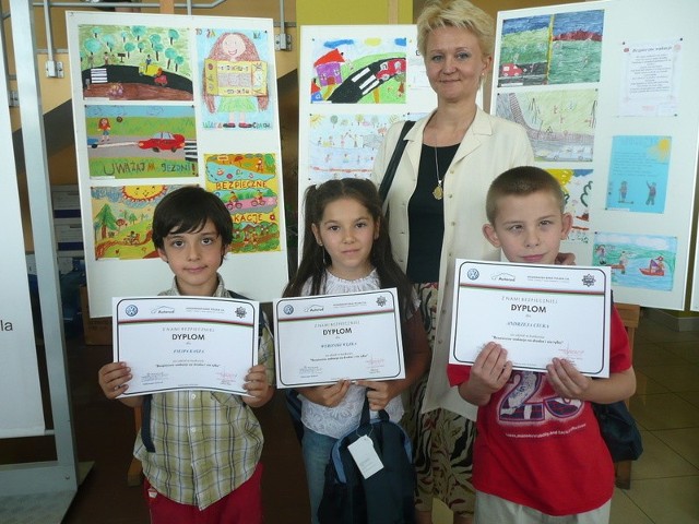 Weronika, Filip i Andrzej ze Szkoły Podstawowej numer 1 w Stalowej Woli, ze swoją opiekunką Beata Paterek, tuż po odebraniu nagród w konkursie.