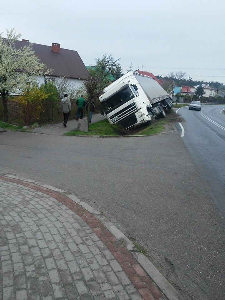 TIR przewrócił się do rowu w Wierzawicach niszcząc znaki drogowe