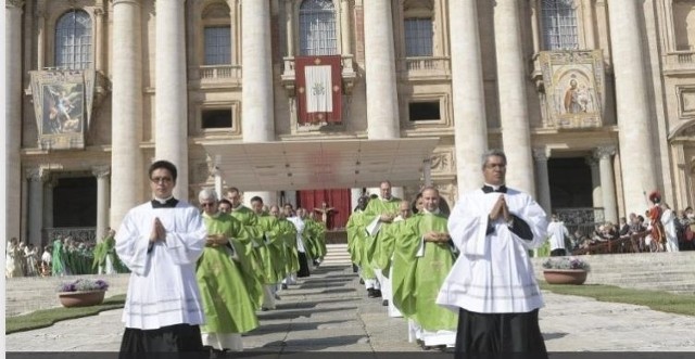 Uroczysta procesja przed rozpoczęciem mszy świętej na placu świętego Piotra w Rzymie. Eucharystii przewodniczył papież Franciszek, rozpoczęła ona synod biskupi.