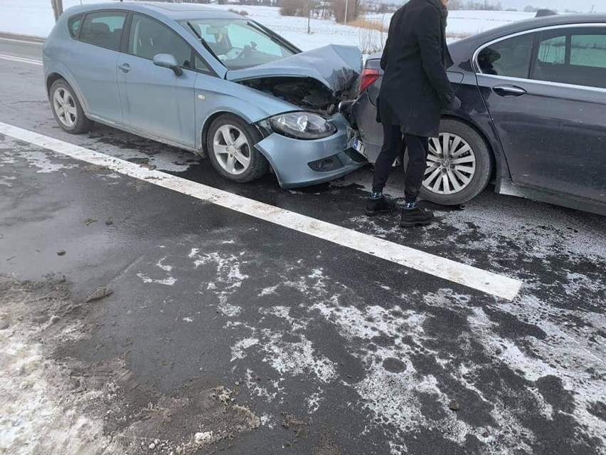 Pojazdy podczas kolizji na drodze krajowej w Januszowicach