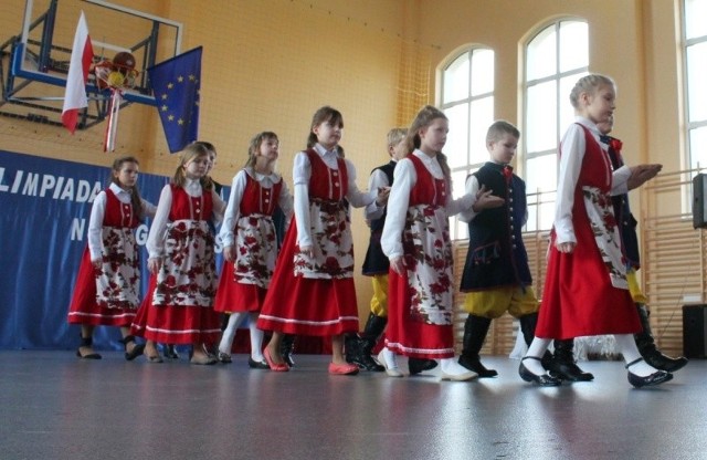 Uczniowie z Grodziska z okazji otwarcia sali sportowej zatańczyli uroczystego poloneza.