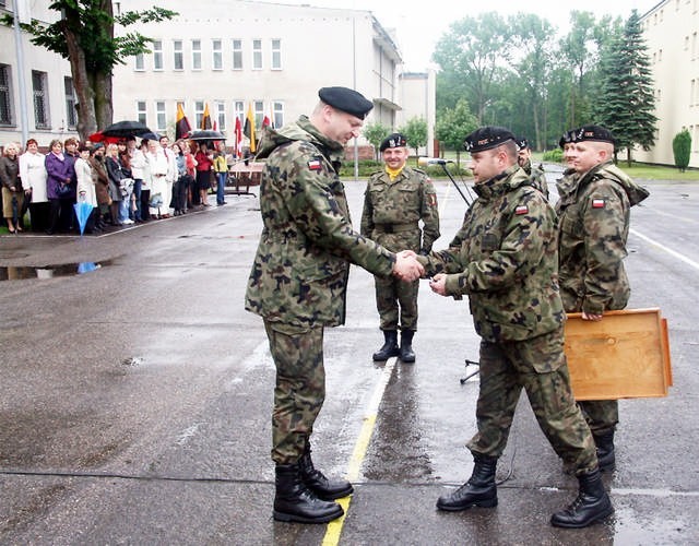 Gen. bryg. Andrzej Przekwas (pierwszy z lewej) podczas uroczystego apelu w I Brygadzie Pancernej. 2 czerwca 2009 r., objął  stanowisko dowódcy tej renomowanej jednostki.